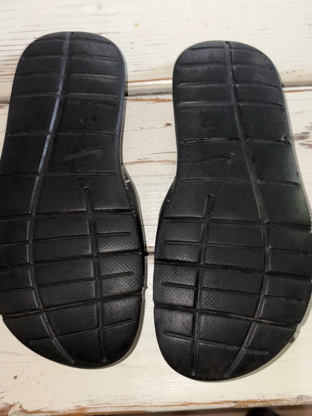 Nike Men’s Comfort Black and Silver Slide Sandals - Picture 5 of 6